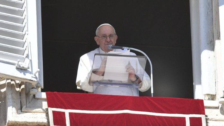 Pope at Angelus: The Lord promises us the living water of eternal life