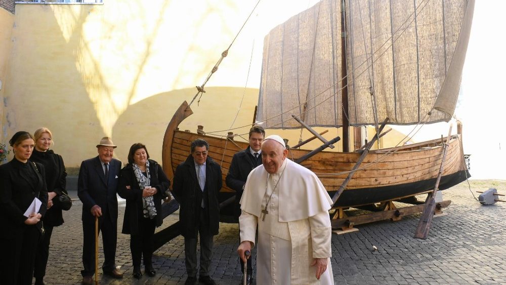 Papa Francisc la primirea darului "Barca lui Petru" (15 martie 2023)