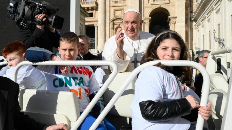 Papst Franziskus lädt immer wieder gerne kleine Passagiere ins Papamobil ein