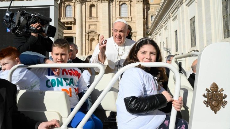 Crianças do Instituto Don Milani de Cerveteri passeiam com Papa Francisco no papamóvel