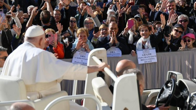 Papa Franjo prolazi kroz mnoštvo okupljeno na općoj audijenciji