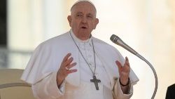 O Papa Francisco na audiência geral desta quarta-feira, 15 de março, na Praça São Pedro (Vatican Media)