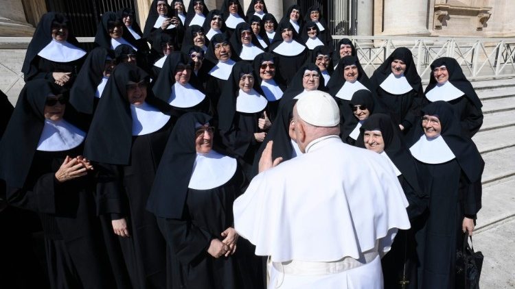 Papa Francisco recebe as Pequenas Irmãs dos Idosos Abandonados