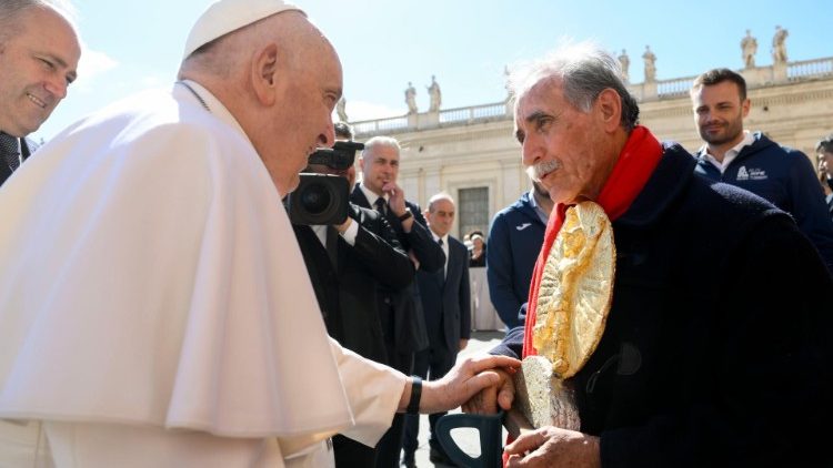 Papa Francisco abençoa a "Taça dos Últimos"