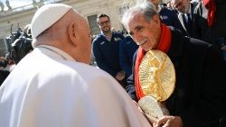 Al Papa la Coppa degli Ultimi alla Maratona di Roma