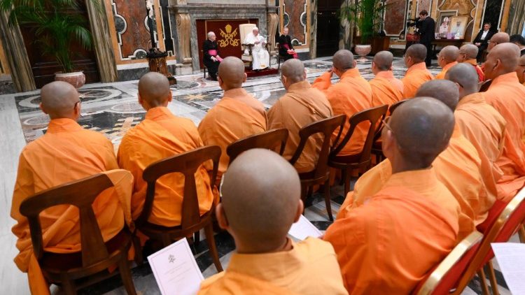 교황을 만난 대만 불교 승려들