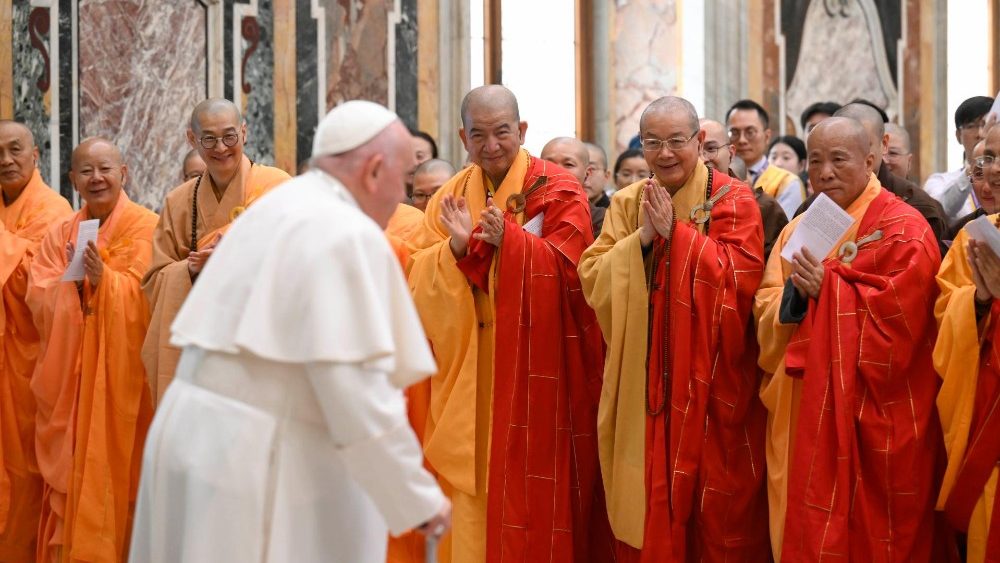 O Papa Francisco com a delegação da Associação Unida do Budismo Humanista de Taiwan