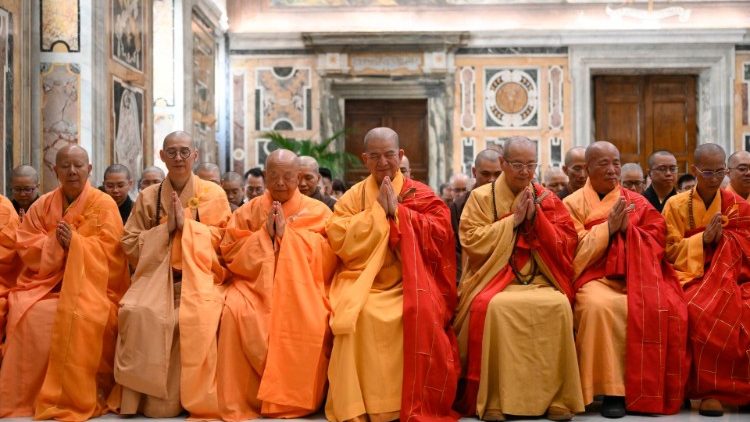Membri della delegazione buddista taiwanese in preghiera