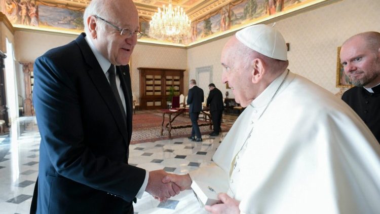 教皇フランシスコとレバノンのミカティ暫定首相　2023年3月16日　バチカン宮殿