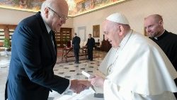 O Papa Francisco com Najib Mikati, primo-ministro do Líbano (Vatican Media)