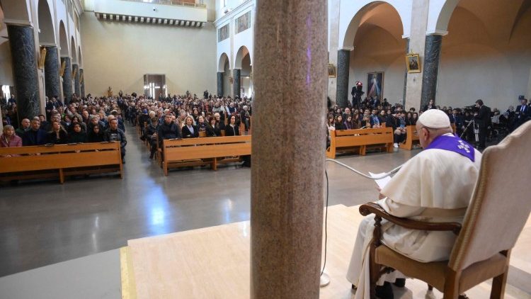 산타 마리아 델레 그라치에 알 트리온팔레 성당에서 강론 중인 프란치스코 교황