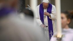 Papež František při postní návštěvě římské farnosti v březnu roku 2023