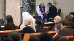 Célébration pénitentielle en l'église Santa Maria delle Grazie al Trionfale, à Rome, le vendredi 17 mars 2023. Au fond, le Saint-Père confessant un prêtre.
