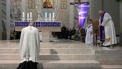 Il Papa nel momento dell'adorazione al Santissimo Sacramento, durante la celebrazione penitenziale della "24 ore per il Signore", nella chiesa di Santa Maria delle Grazie al Trionfale