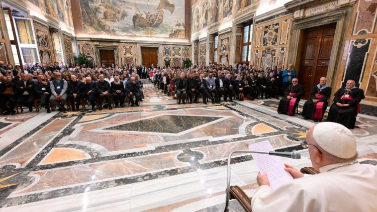 Il Papa mentre pronuncia il suo discorso