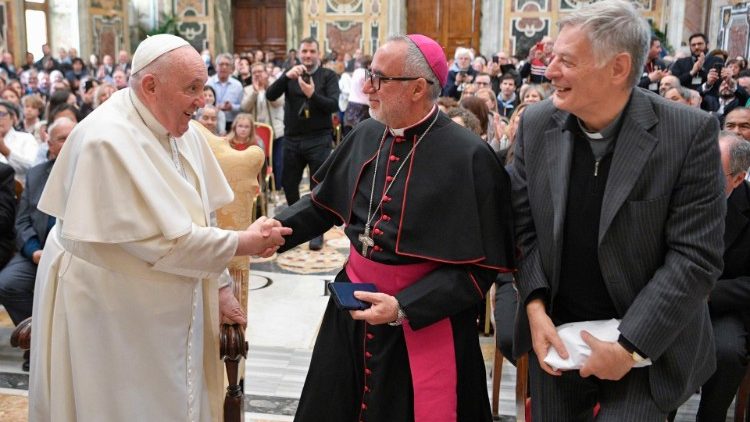 Les membres de la congrégation de Saint-Joseph (Giuseppini del Murialdo), à l'occasion du 150e anniversaire de sa fondation, reçus par le Pape François, le 17 mars 2023. 