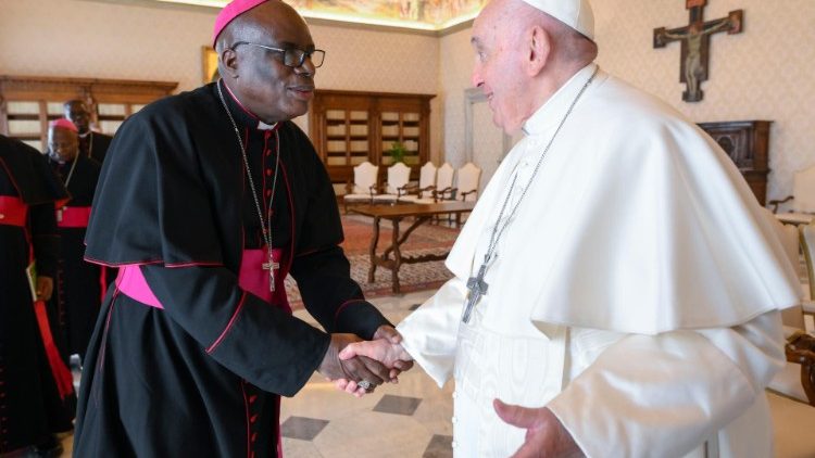 Le Pape François saluant Mgr Bonaventure Nahimana, archevêque de Gitega et président de la Conférence épiscopale du Burundi
