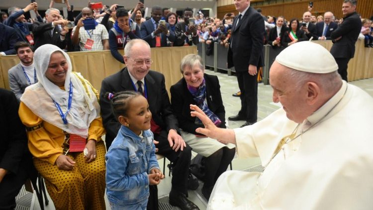 Le Pape saluant des réfugiés le 18 mars. 