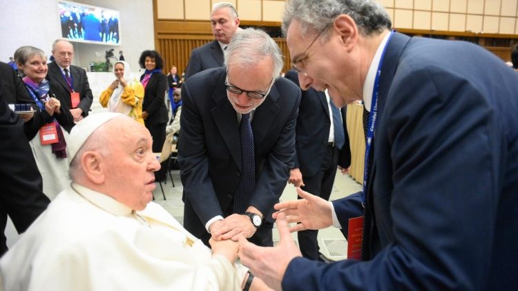 Il Papa saluta il fondatore di Sant'Egidio, Andrea Riccardi, e il presidente Marco Impagliazzo