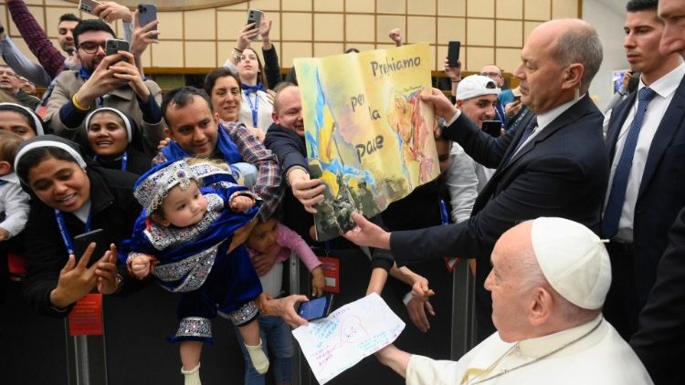 Il Papa saluta i rifugiati presenti in Aula Paolo VI