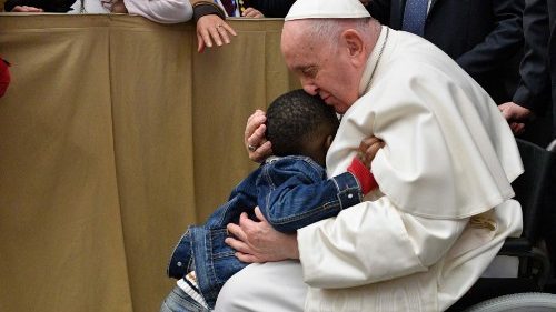Migranti, il Papa: con i corridoi umanitari vita e dignità. Grazie ai Governi che accolgono