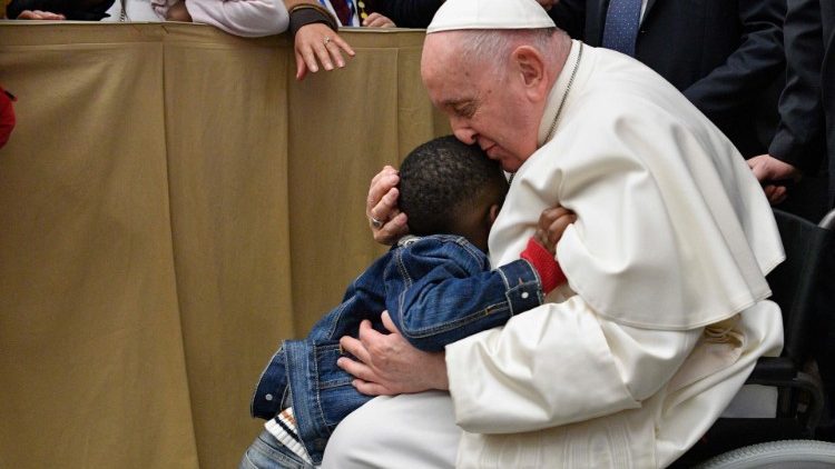 Papa encontra famílias refugiadas na Sala Paulo VI - 18.03.2023