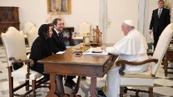 Razgovor pape Franje s kapetanima regentima Republike San Marino Marijom Luisom Berti i Manuelom Ciavattom