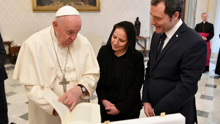 
                    El Papa Francisco recibe a los Capitanes Regentes de la República de San Marino
                