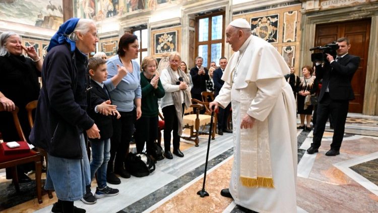 
                    El Papa: Ustedes aportan alegría y compañía en un mundo de grisura
                