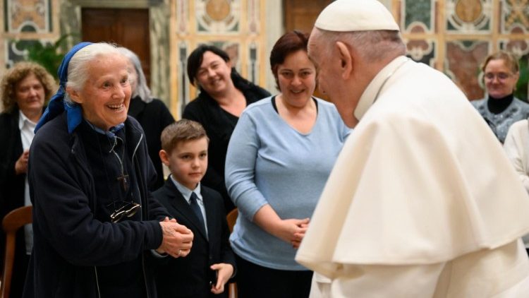 Bei der Audienz am Montag: Die Schausteller-Seelsorgerin Schwester Geneviève Jeanningros stellt dem Papst einen kleinen Jungen vor