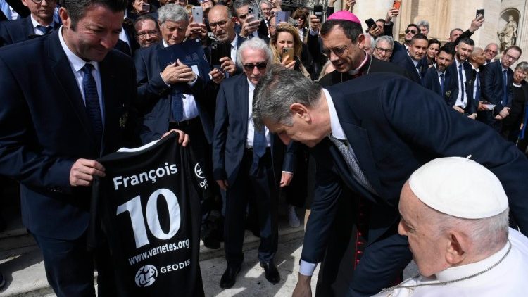 Papa Francisco recebe presentes do Variètès Club de France