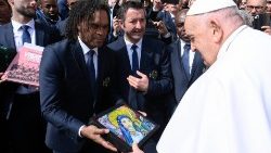 Christian Karembeu, campione del mondo con la Francia nel 1998, dona al Papa un'icona mariana
