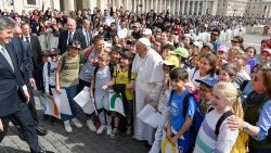 Papa Francisco encontra grupo de crianças da escola "Giovanni Falcone" de Palazzolo sull'Oglio na praça São Pedro