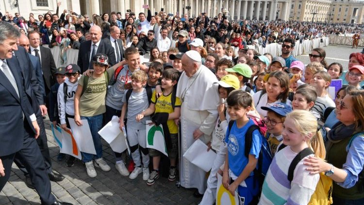 Papa Francisco encontra grupo de crianças da escola "Giovanni Falcone" de Palazzolo sull'Oglio na praça São Pedro