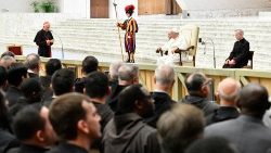 Papež František naslouchá úvodnímu pozdravu kard. Piacenzy, vrchního penitenciáře