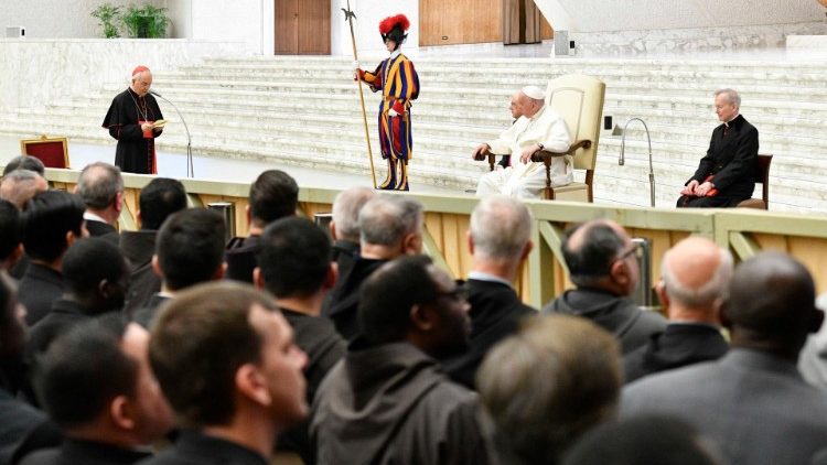 Papež František naslouchá úvodnímu pozdravu kard. Piacenzy, vrchního penitenciáře