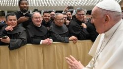 Le Pape et des participants à la formation sur le for interne dispensée par la Pénitencerie apostolique, en salle Paul VI, ce 23 mars 2023.