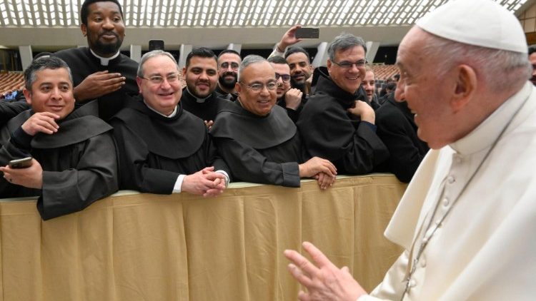 Le Pape et des participants à la formation sur le for interne dispensée par la Pénitencerie apostolique, en salle Paul VI, ce 23 mars 2023.