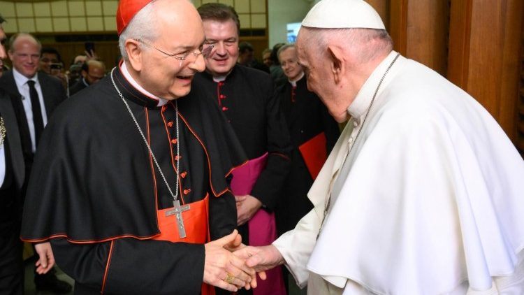 Papa akimsalimia Kardinali Piacenza