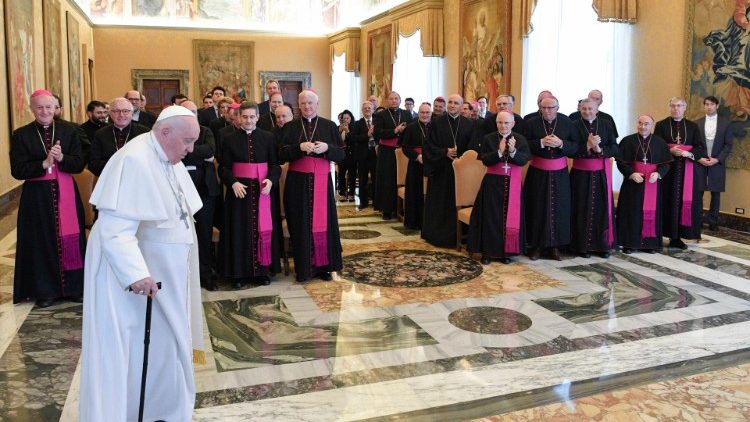 Il Papa fa il suo ingresso nella Sala del Concistoro