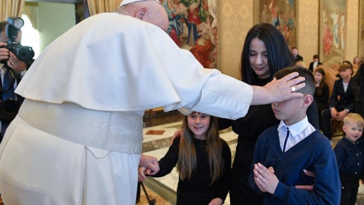 Papa Francesco saluta le famiglie dei minatori presenti all'udienza