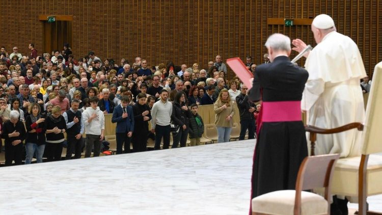 Papa Francesco durante l'udienza con i pellegrini delle parrocchie di Rho
