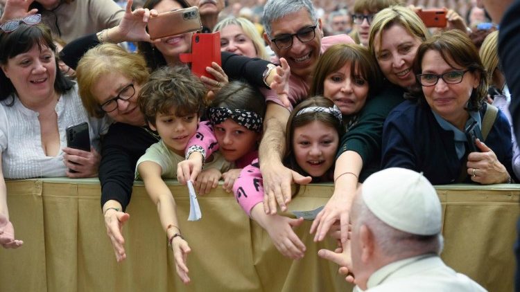 Papa Francesco durante l'udienza con i pellegrini delle parrocchie di Rho