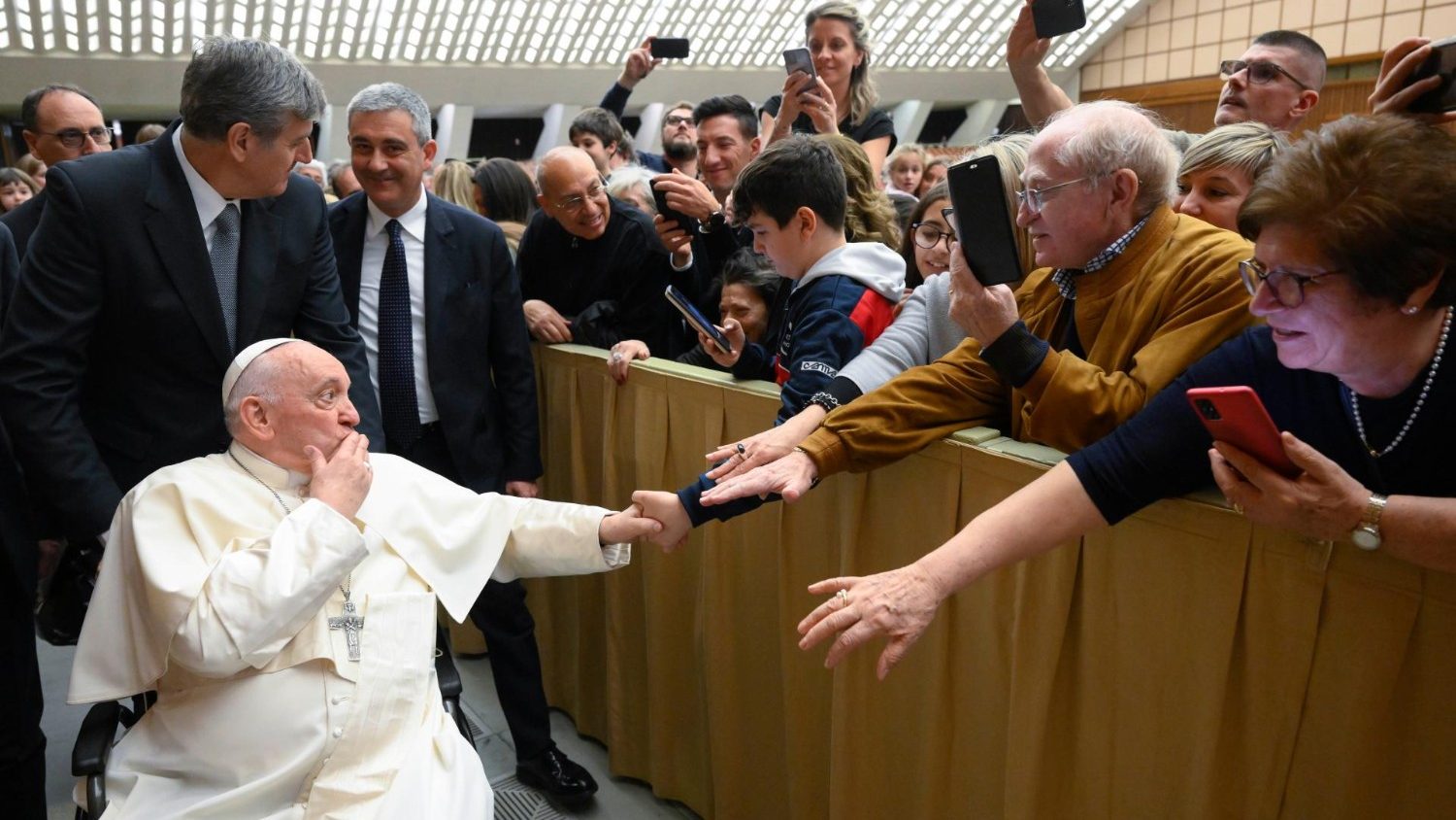 Papa ai cattolici italiani: Camminate sempre insieme nell’amore fraterno