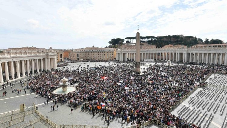Piazza San Pietro gremita di 35mila fedeli per l'Angelus domenicale
