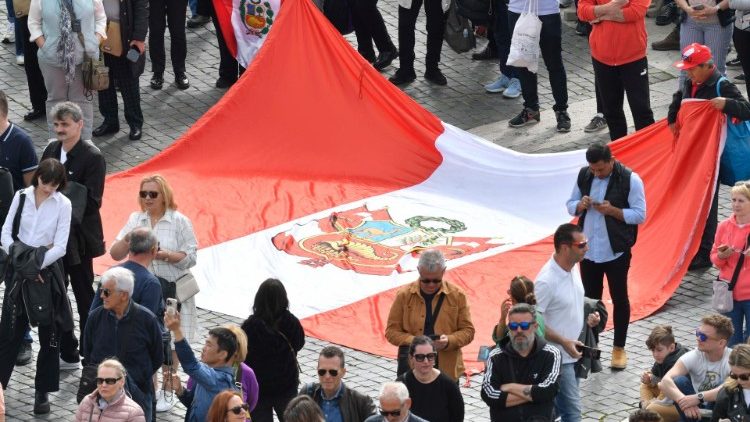 La bandiera del Perù tra i fedeli di Piazza San Pietro