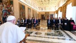 교황청 문화교육부가 주관한 “미네르바 대화” 회의 참석자들을 만난 프란치스코 교황