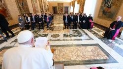 O Papa na audiência aos participantes do encontro "Minerva Dialogues" promovido pelo Dicastério para a Cultura e a Educação (Vatican Media)