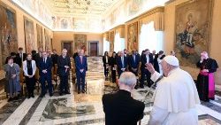 البابا فرنسيس يستقبل المشاركين في لقاء تنظّمه دائرة الثقافة والتربية 