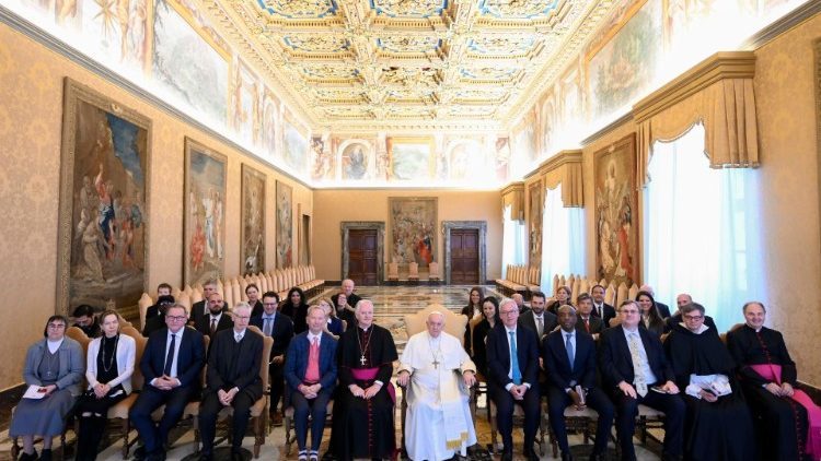 O Papa na audiência aos participantes do encontro "Diálogos Minerva" (Vatican Media)